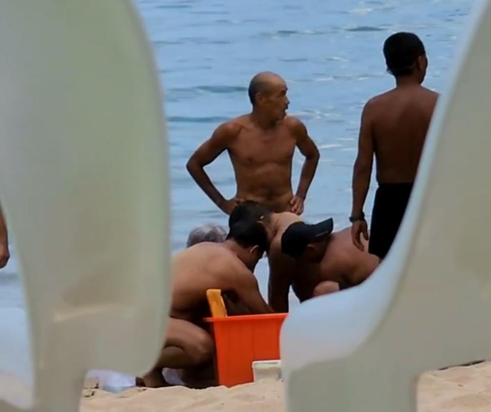 基隆市外木山沙灘4日中午12時許發生溺水事件，警消到場時，78歲葉姓男子已被救上岸，但失去呼吸、心跳。（中央社／讀者提供）