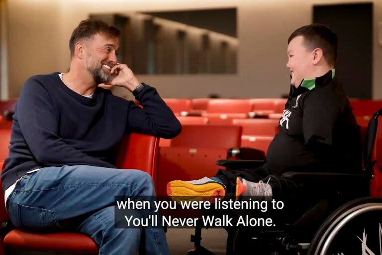 Uno de los mágicos momentos del video que publicó Liverpool, entre el DT Jürgen Klopp y el chico Dáire Gorman