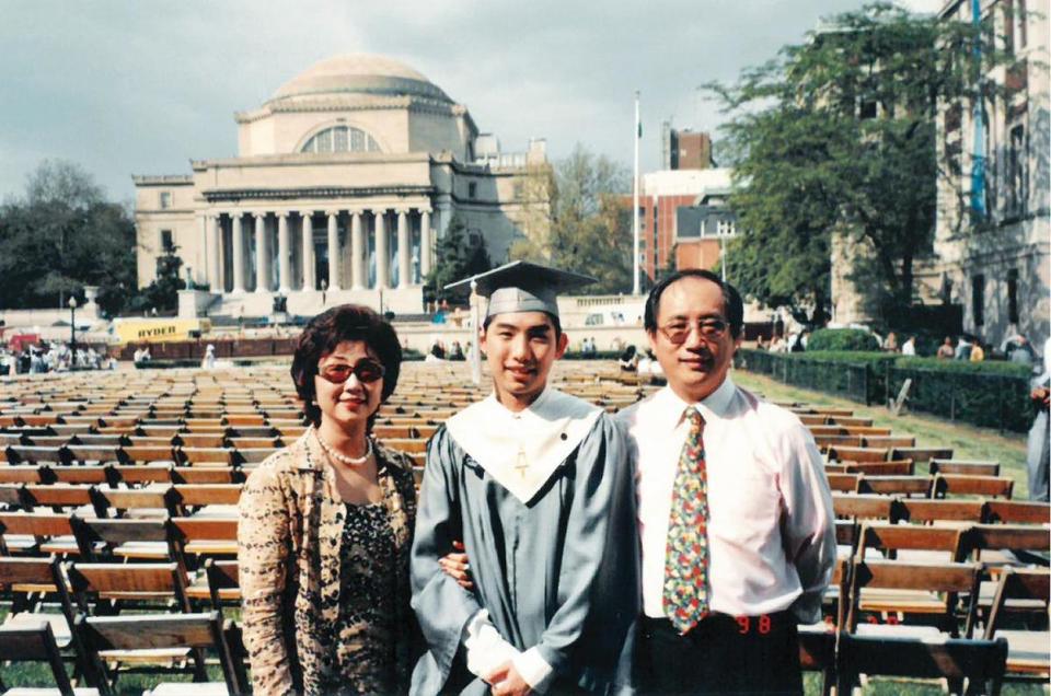 吳奕叡（中）15歲就到美國念書，自哥倫比亞大學畢業時，工作繁忙的父母親特別赴美參加他的畢業典禮。（吳奕叡提供）