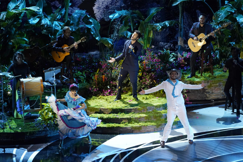 Sebastián Yatra canta "Dos oruguitas" de "Encanto" en la ceremonia de los premios Oscar el domingo 27 de marzo de 2022 en el Teatro Dolby en Los Ángeles. (Foto AP/Chris Pizzello)