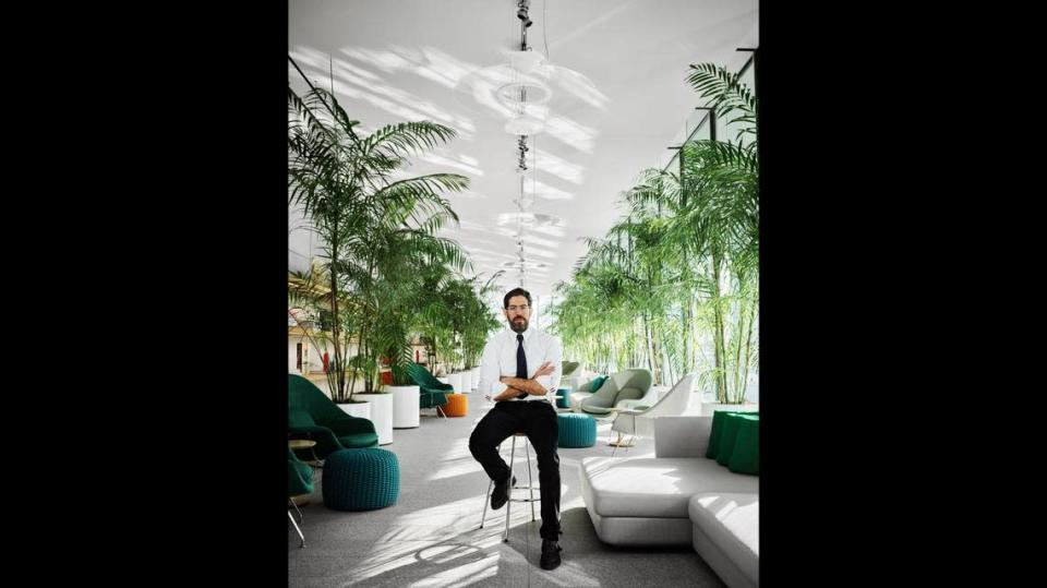 El presidente ejecutivo de Terra, David Martin, sentado en el vest&#xed;bulo del condominio de lujo Eighty Seven Park, en Miami Beach.