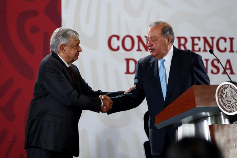 El magnate mexicano Carlos Slim (d) y el presidente de México, Andrés Manuel López Obrador, participan este martes durante la conferencia de prensa matutina en el Palacio Nacional, en Ciudad de México (México). EFE/José Méndez