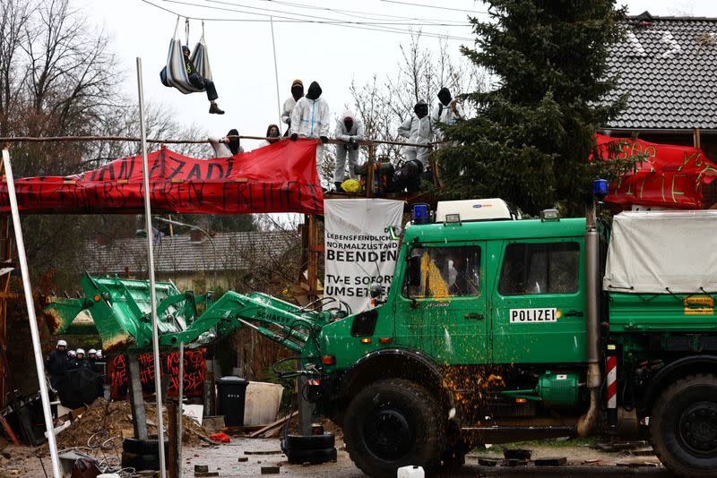 German police clash with activists in showdown over coal mine expansion in Luetzerath