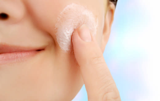 <b>Exfoliar la piel sin productos químicos:</b> se agrega en un recipiente una cucharada de bicarbonato y una de agua tibia y se aplica sobre el rostro frotando con movimientos circulares. Luego, enjuagar con agua tibia.