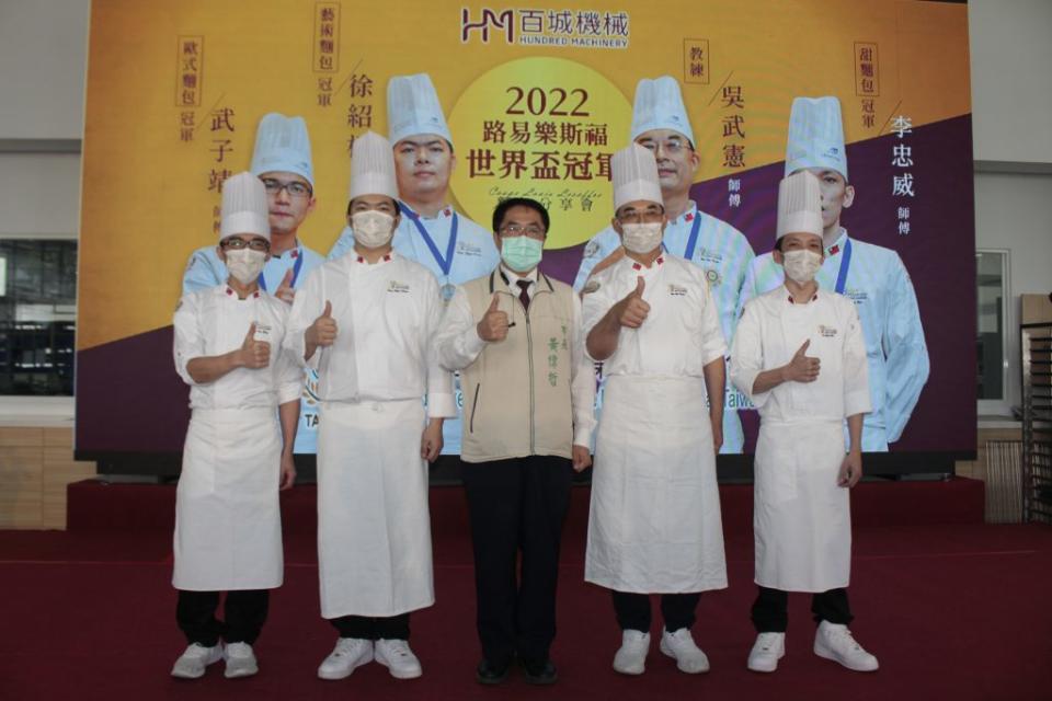 世界麵包大賽奪冠團隊在台南舉辦分享會，市長黃偉哲（中）到場讚揚他們表現。（記者黃文記攝）