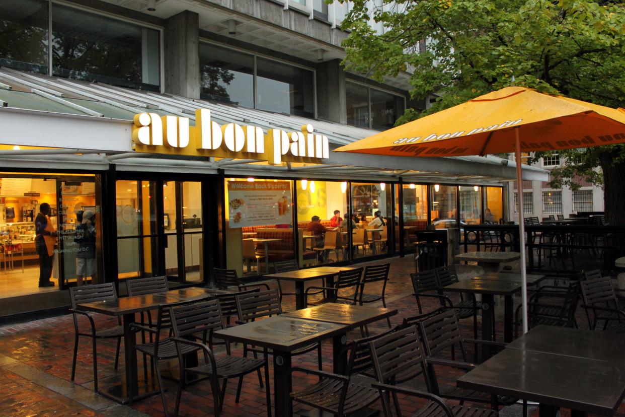 exterior patio of au bon pain bakery