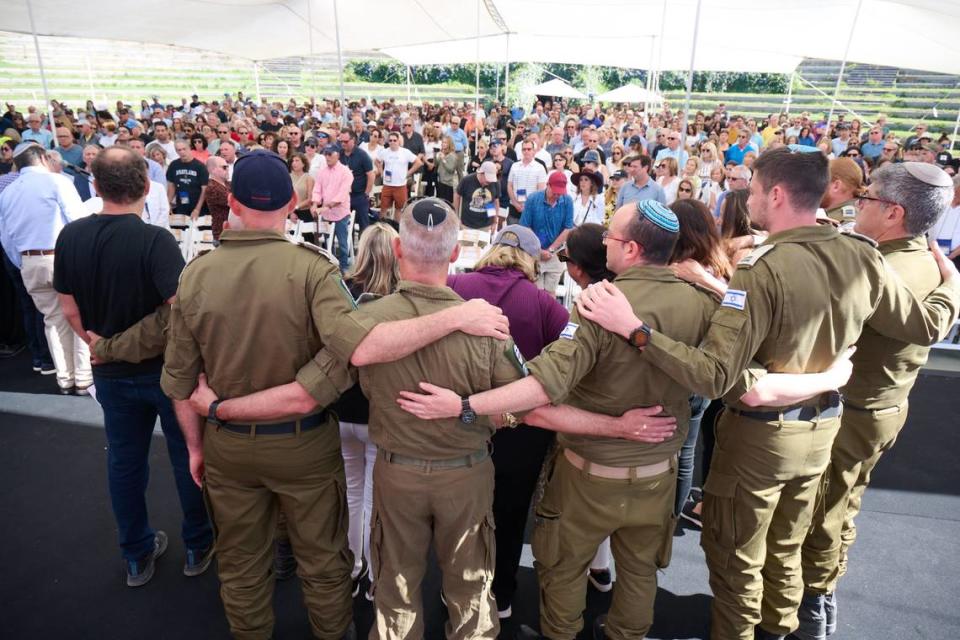 Miembros del equipo de rescate israelí que acudió a Miami para ayudar tras el derrumbe del edificio de condominios de Surfside, se abrazan durante una emotiva ceremonia en la que la comunidad judía de Miami rindió homenaje a su valor y determinación.