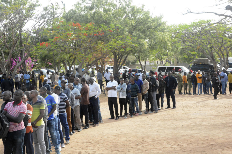 Gente esperando para votar el miércoles 28 de octubre de 2020 en Dodoma, Tanzania, en unas elecciones presidenciales que la oposición ya consideraba empañadas por la manipulación y la violencia. (AP Foto)