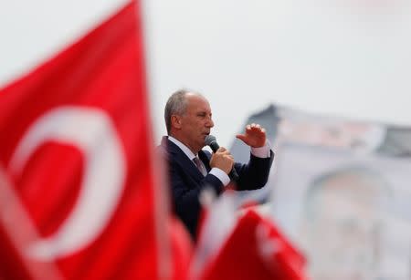 Muharrem Ince, presidential candidate of Turkey's main opposition Republican People's Party (CHP), addresses his supporters during an election rally in Istanbul, Turkey June 23, 2018. REUTERS/Osman Orsal