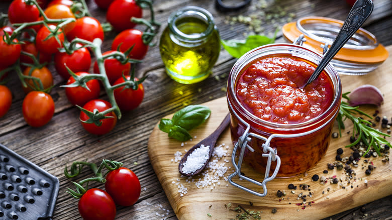 Tomato sauce in a jar