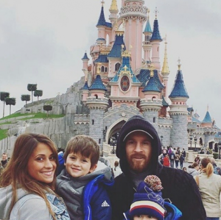 Messi mit seiner Freundin Antonella und den Kindern (Bild: Instagram/antonella_roccuzzo)