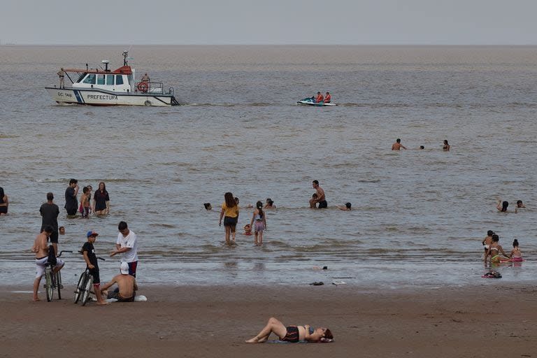 Mucha gente se acercó a la costa de Vicente López esta tarde para mitigar el calor de la semana; muchos se animan a meterse en el río aunque no está permitido
