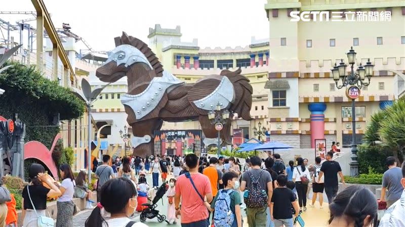 樂園祭出超殺優惠，國慶連假首日人數飆破萬人。（圖／義大遊樂世界提供）