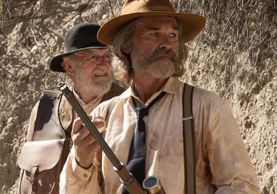 <p>S. Craig Zahlers “Bone Tomahawk” wird von der Kritik hochgelobt, in die deutschen Kinos schafft es der glänzend besetzte Mix aus Western und Horror-Thriller dennoch nicht. Kunden des Pay-TV-Senders Sky Deutschland können das preisgekrönte Werk ab dem 10. März nachträglich sehen. Die Handlung kreist um einen Sheriff, der einen Suchtrupp zusammenstellen muss, um drei von Indianern entführte Personen zu befreien. Eine gefährliche Mission, denn die Indianer entpuppen sich als grausame Kannibalen (Bild: Constantin). </p>