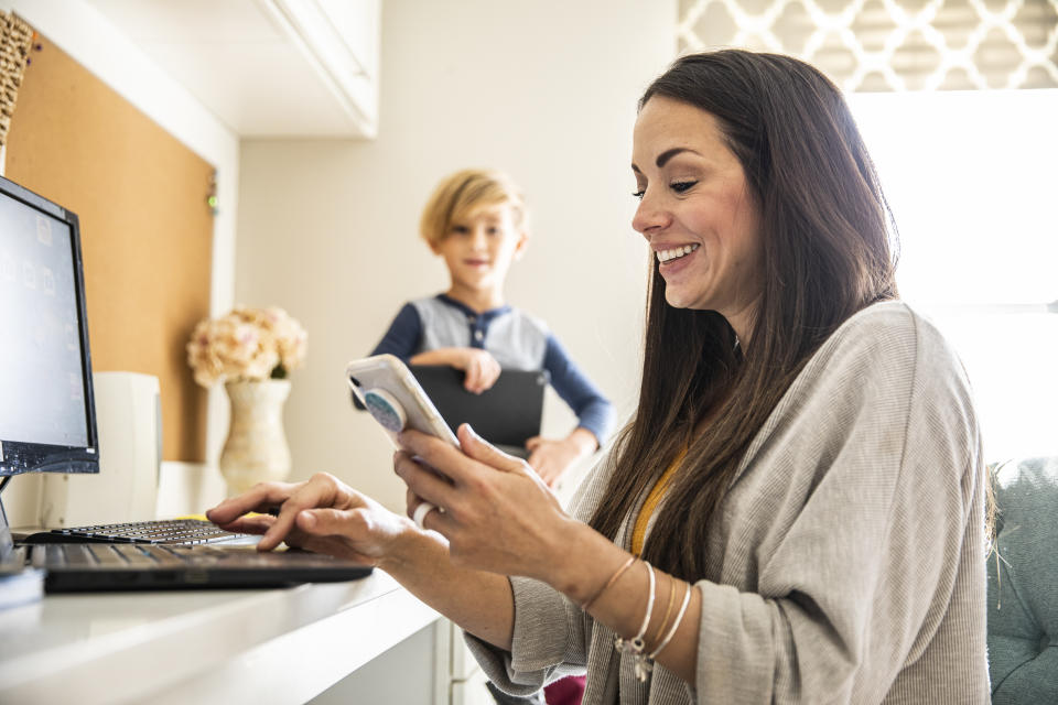 La mayoría de las madres (56%) considera que sus teléfonos son útiles para la crianza y para mantenerse en contacto. (Getty)