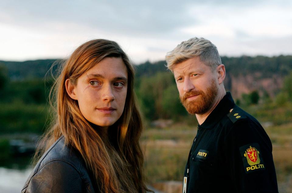 Hafenpolizist Jeppe (Odd-Magnus Williamson) gefällt die "exotische" Ermittlerin Alfhildr (Krista Kosonen) aus der Wikingerzeit. (Bild: HBO Nordic/Eirik Evjen)