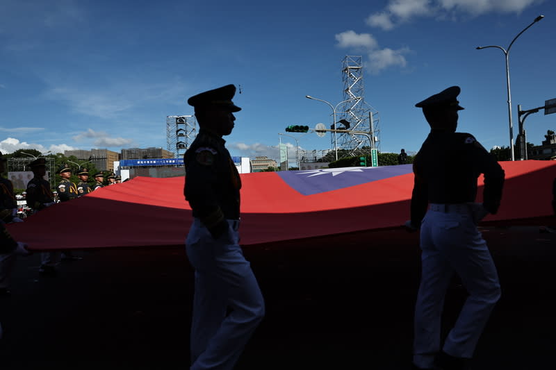 國慶大會預演  陸軍官校國旗隊領旗進場 雙十國慶將至，國慶籌備委員會6日在總統府前舉行 國慶預演，陸軍官校國旗隊展開大型國旗進場。 中央社記者翁睿坤攝  113年10月6日 