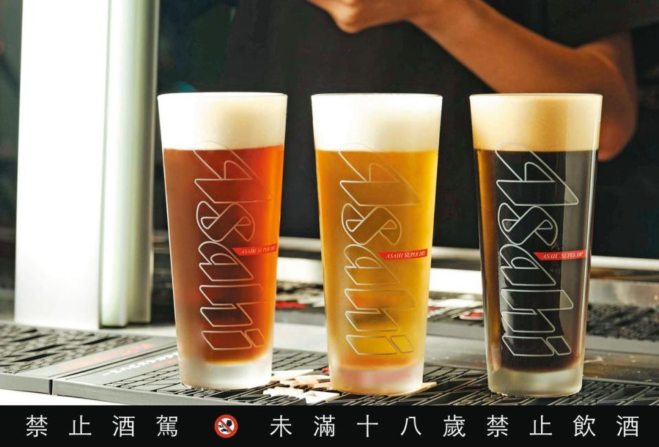 3種Asahi SUPER DRY辛口啤酒，由左至右：限定版的黑白配、經典的黃啤酒、濃醇的黑啤。