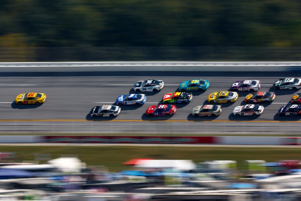 Los pilotos de la NASCAR Cup Series corren por la curva 2 durante la carrera de playoffs en Talladega Superspeedway el 1 de octubre de 2023.