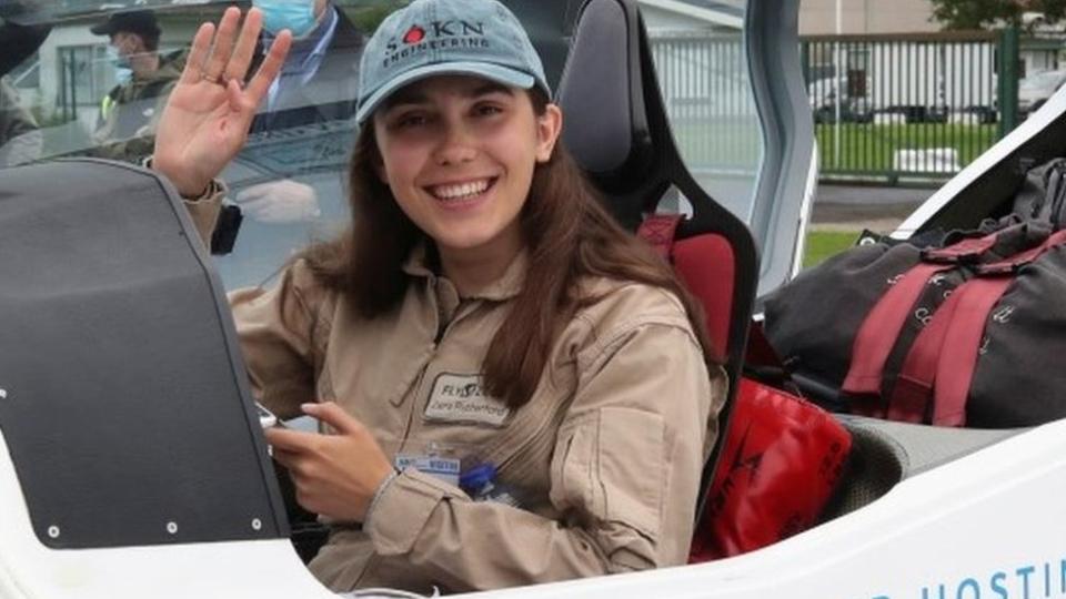 Zara Rutherford en la cabina de su avión.