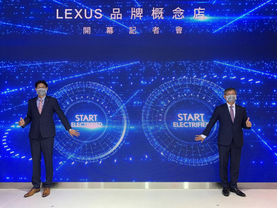 Lexus 營業本部賴光雄協理與車輛部王立仁經理於 LEXUS ELECTRIFIED 品牌概念店揭幕儀式。