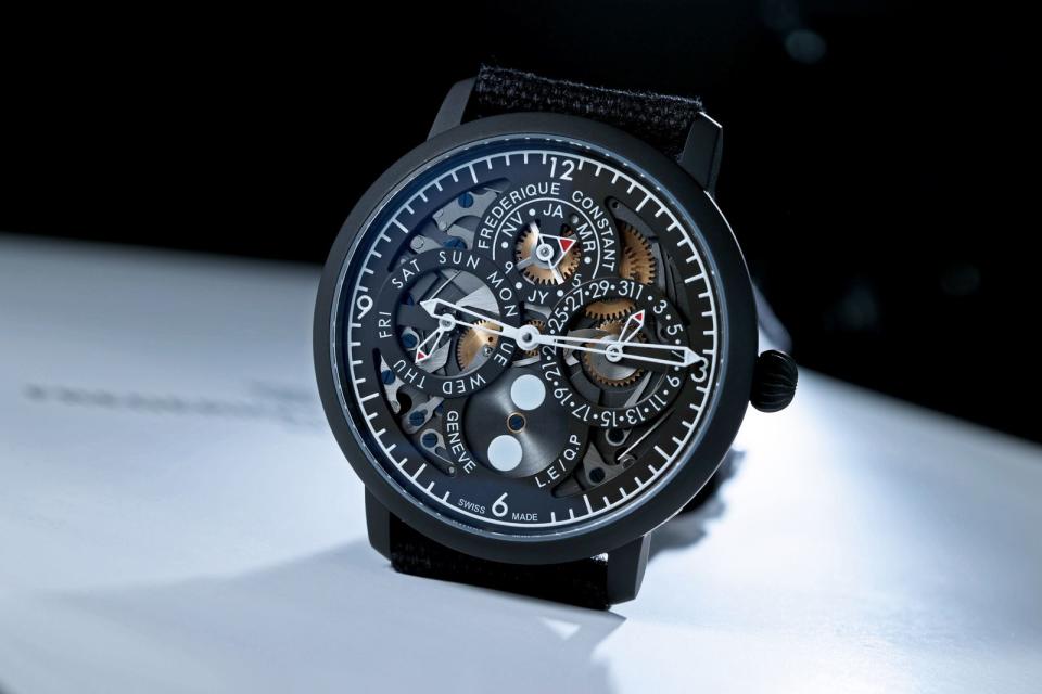 康斯登Slimline自製萬年曆腕錶Peter Speake設計聯名款，限量35只，定價NT$498,000。