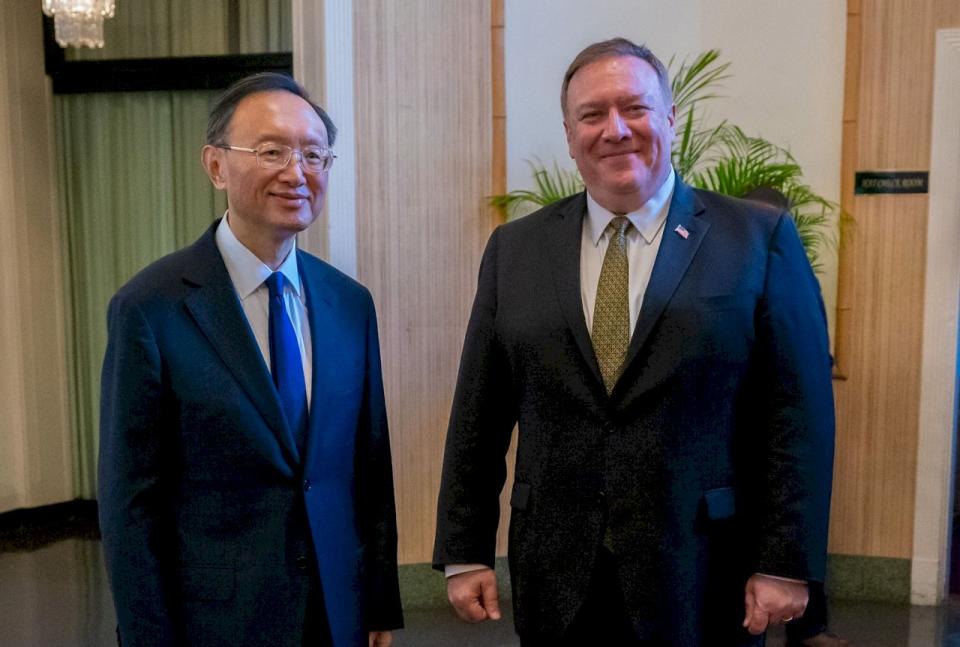 美國國務卿蓬佩奧(Mike Pompeo)與中共中央政治局委員、中央外事工作委員會辦公室主任楊潔篪在夏威夷會面。 (圖:美國國務院)