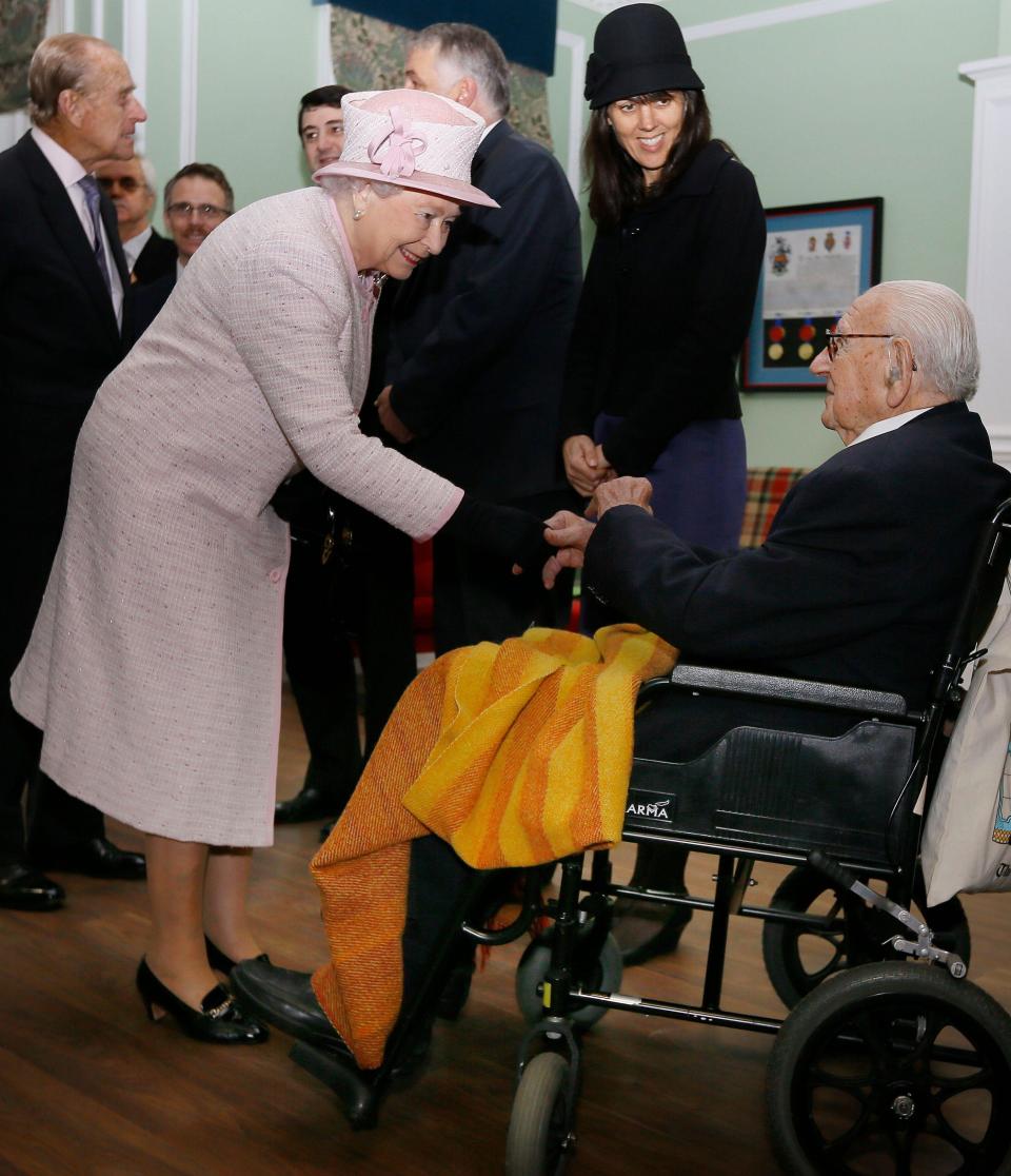 La Reina Isabel con sir Nicholas Winton