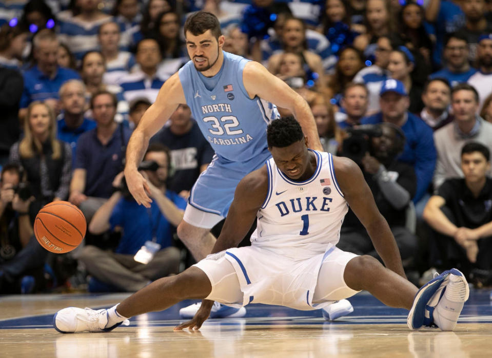 Zion Williamson durante la caduta (Robert Willett/Raleigh News & Observer/TNS)