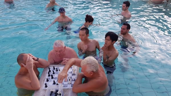 浩翔出國泡湯下象棋  開心豪飲公牛血