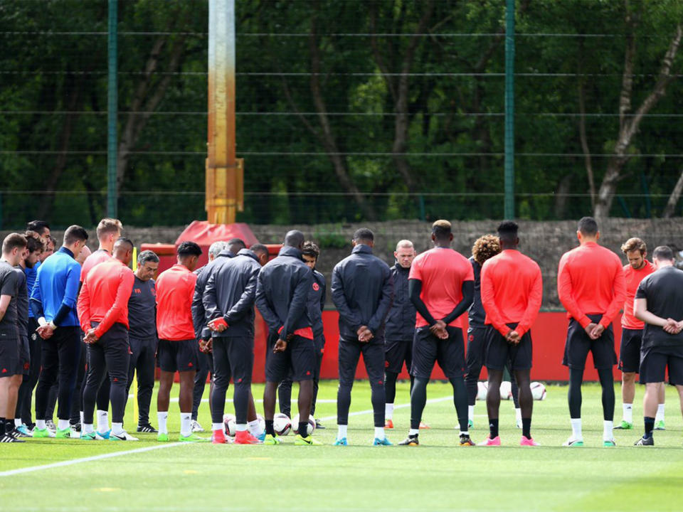 Manchester United player take a moment of silence: Twitter/ManUtd