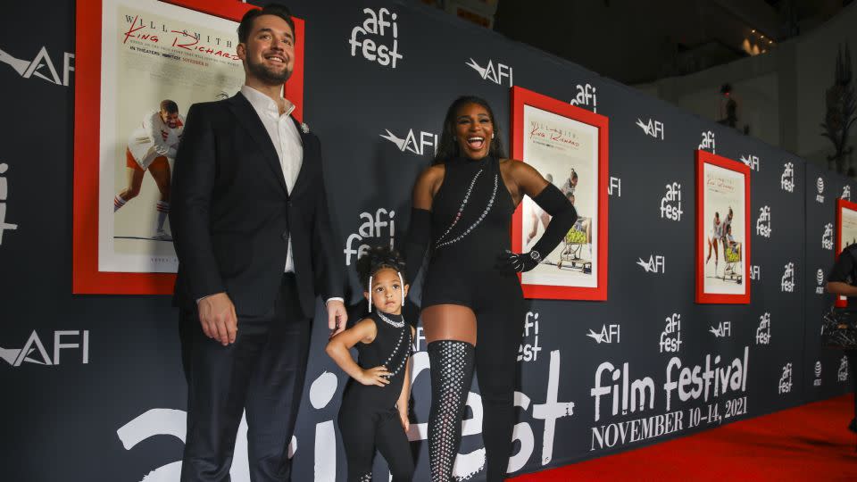 Alexis Olympia Ohanian, Jr. poses with her mother Serena Williams and father Alexis Ohanian at a premiere of "King Richard" in 2021. - Jay L. Clendenin/Los Angeles Times/Getty Images