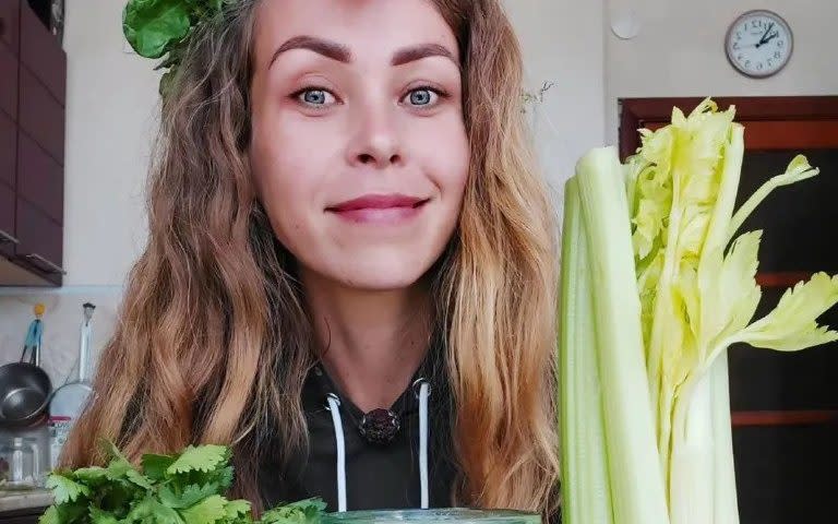 Zhanna Samsonova comenzó a publicar sobre su dieta vegana, pero sus hábitos alimenticios se volvieron cada vez más extremos.