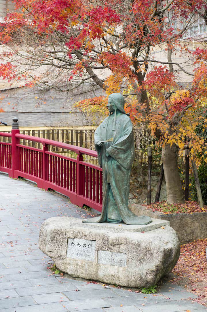 <h3>7：ねね橋</h3> <p>位在有馬溫泉中心的紅色橋樑「NENE橋」，醒目的紅色橋樑旁的大楓樹，楓葉季染成一抹紅色，跟紅色的橋樑相映襯。在紅色的橋旁有一尊豐臣秀吉夫人的雕像，是人氣的拍照景點！</p> <cite>神戶市台灣推廣事務所</cite>