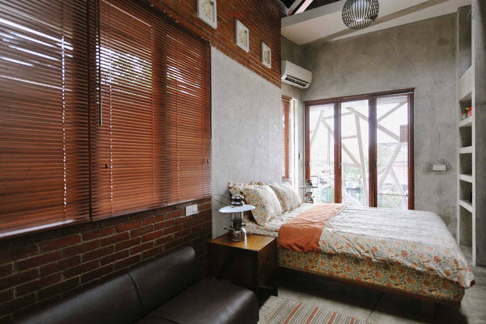 Rumah Opa: All rooms are fully furnished with personal bathroom, air conditioner, flat TV and unlimited Wi-Fi connection.