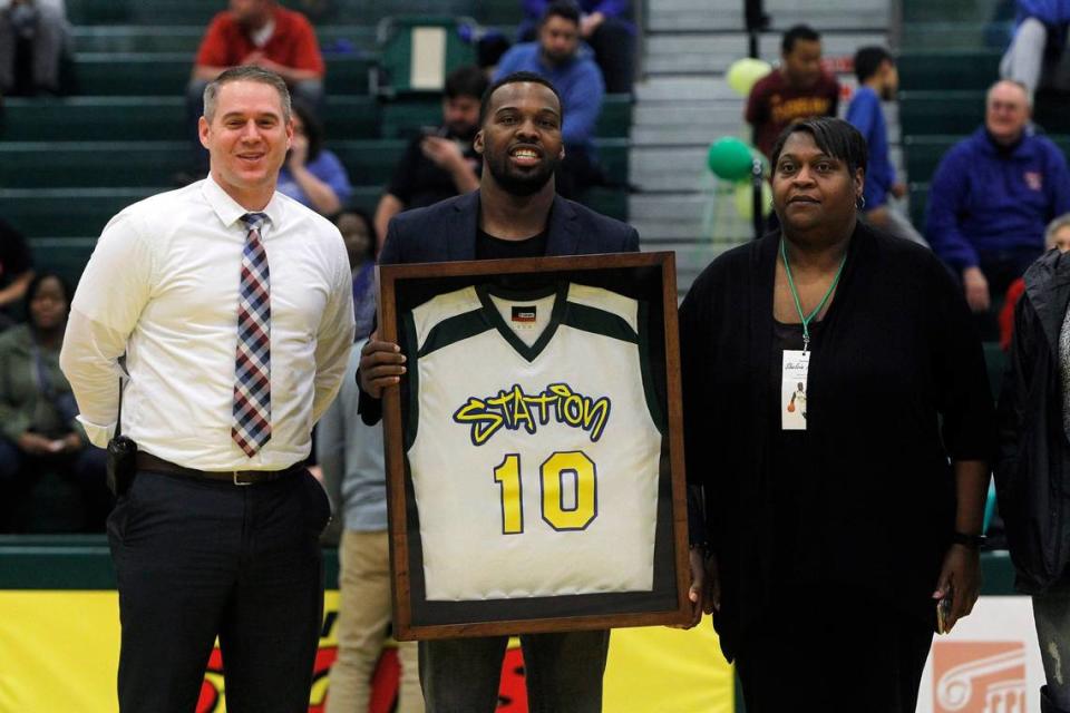 Shelvin Mack, with Principal James McMillin and his mother, Victoria Mack, as Bryan Station retired Mack’s jersey in 2017.