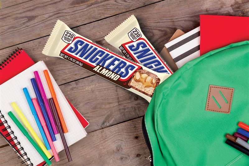 一口咬下SNICKERS「杏」福滋味、顆粒口感香氣大爆棚。（圖／品牌業者提供）