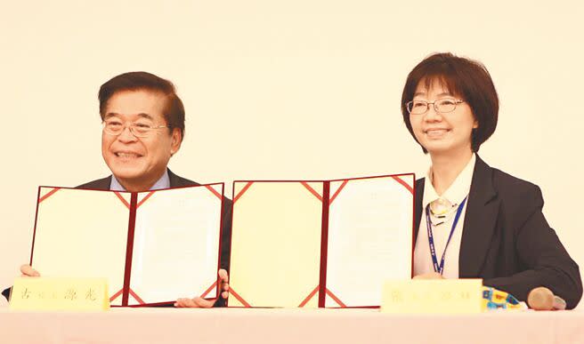台北市地政局長張治祥（右）原可能留任，卻傳出新竹市長當選人高虹安搶人，讓北市府人事出現變數。（本報資料照片）
