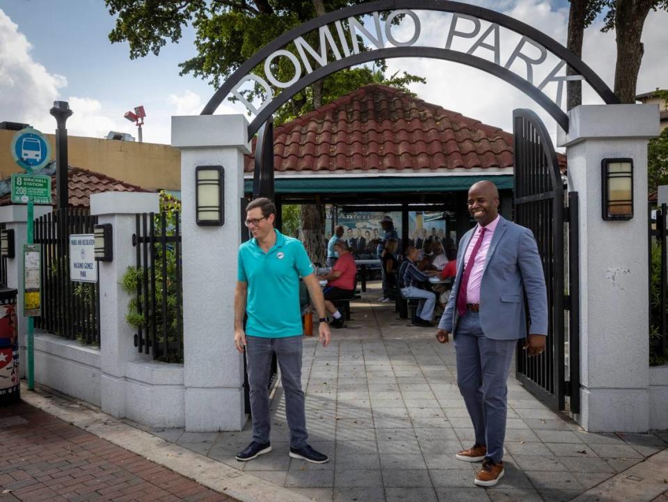 Marcus Bach Armas, director de asuntos legales de los Dolphins (izq.) y Jason Jenkins Sr, Vicepresidente de Asuntos de Comunicación y de la Comunidad del equipo posan en el parque Máximo Gómez, también conocido como Parque del Dominó, durante un recorrido por La Pequeña Habana en Miami, el 21 de julio de 2021.