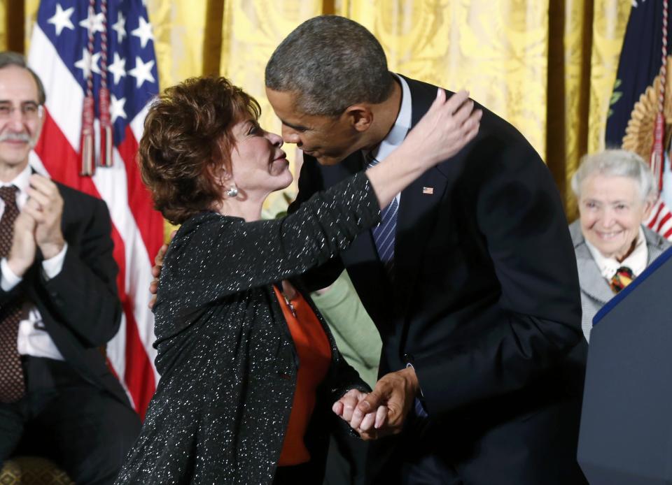 Chilean author Isabel Allende is greeted by U.S. President Barack Obama after receiving the Presidential Medal of Freedom during a White House ceremony in Washington, November 24, 2014. (REUTERS/Larry Downing)