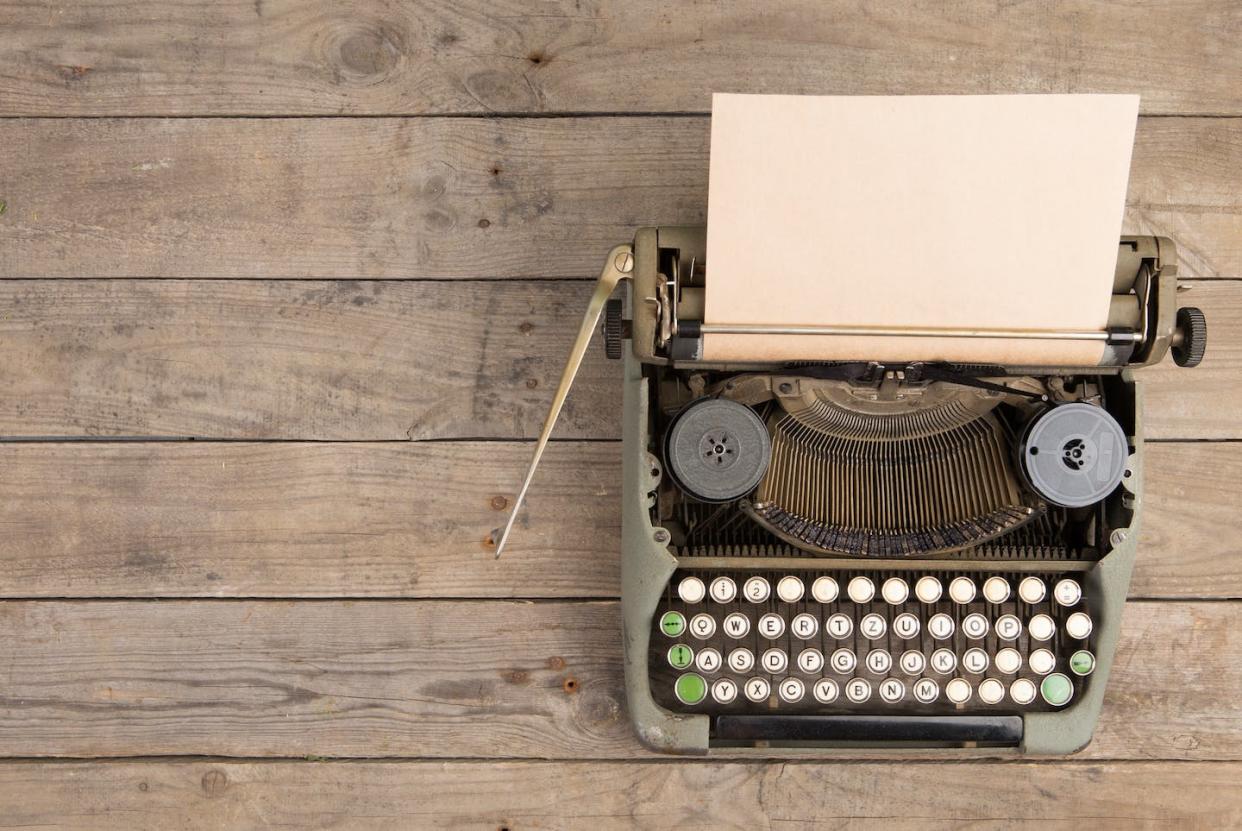 <a href="https://www.shutterstock.com/es/image-photo/vintage-typewriter-on-old-wooden-desk-478334998" rel="nofollow noopener" target="_blank" data-ylk="slk:Shutterstock / Sensay;elm:context_link;itc:0;sec:content-canvas" class="link ">Shutterstock / Sensay</a>