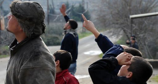 Al menos 65 hombres jóvenes, ejecutados de un disparo en la cabeza, fueron encontrados este martes en un barrio de la ciudad siria de Alepo, en la última matanza hasta el momento en este país en guerra, a varias horas de una intervención del mediador internacional Lakhdar Brahimi en la ONU. (AFP | Aamir Qureshi)