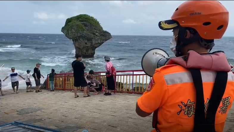 海巡署在小琉球以廣播方式提醒遊客勿摸水中保育生物。（圖／海巡署提供）