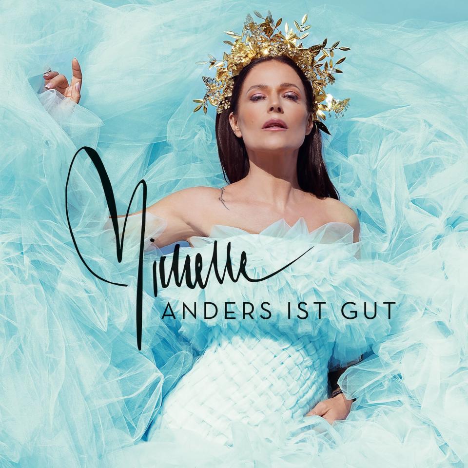 "Anders ist gut", der Titel ihres 2020er-Albums ist schon eine echte Ansage - und dann erst dieses Cover! Michelle iszeniert sich als elfengleiche Königin und als Heldin all derer, die in keine Schublade passen. Die Message ist hier überdeutlich: Die Schönheit hat unendlich viele Facetten, und wer zu sich selbst steht, muss sich auch vor niemandem verstecken. (Bild: Anders ist gut)