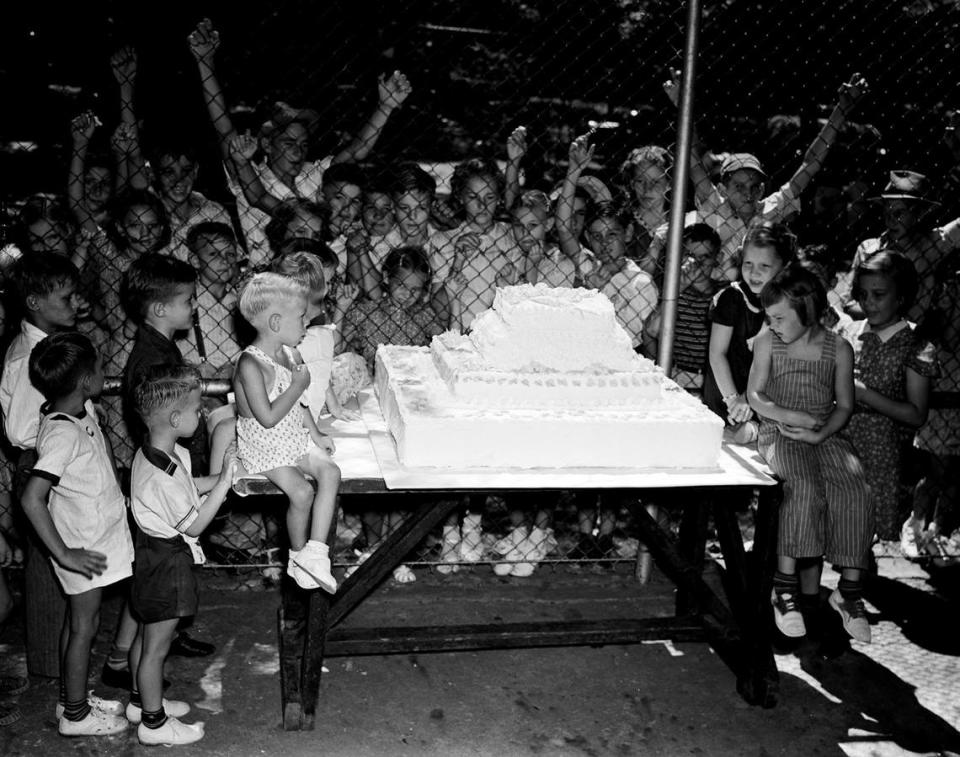 Aug. 12, 1939: At Fort Worth’s Forest Park Zoo, young children wait to get a piece of the elephant Queen Tut’s birthday cake when she turned 19.