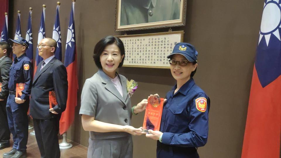 ▲台中市警察局112年警察節慶祝大會，王育敏副市長表揚模範警察第六分局偵查佐施淙瀚。（記者林明佑翻攝）