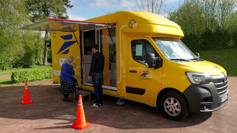 Image tirée d'une vidéo de l'AFPTV montrant un bureau de poste mobile à Ménil-Hubert-en-Exmes, dans l'Orne, le 23 avril 2024 (Guillaume SOUVANT)