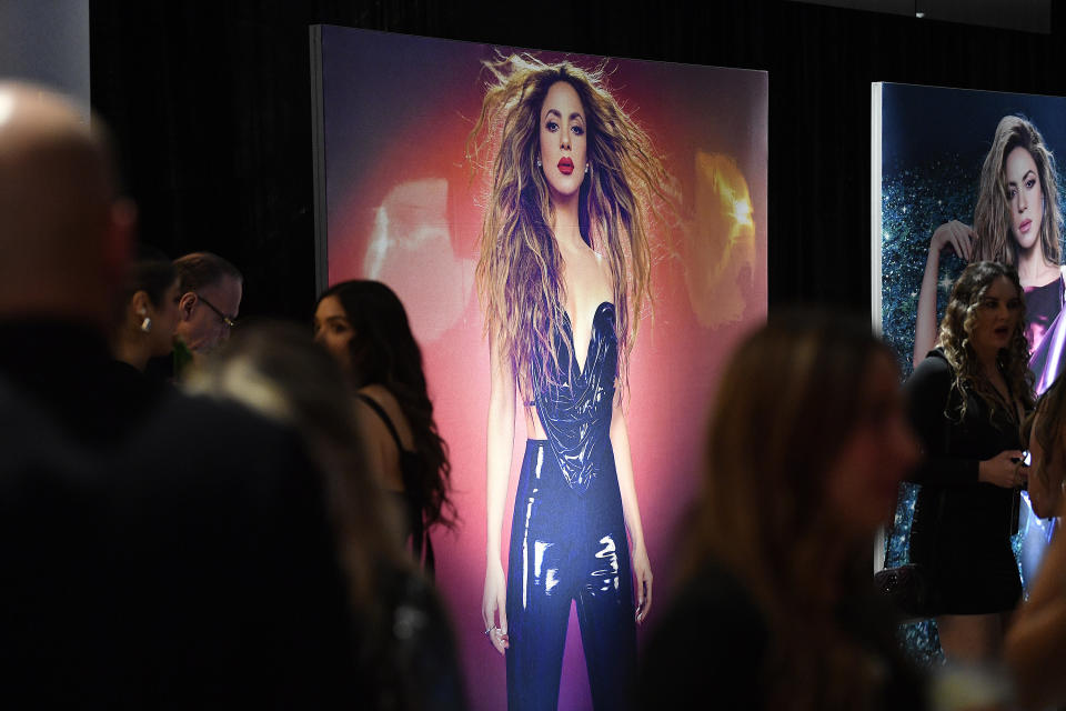 Asistentes a la fiesta de lanzamiento del álbum de Shakira "Las mujeres ya no lloran" el jueves 21 de marzo de 2024, en Hollywood, Florida. (Foto AP/Michael Laughlin)