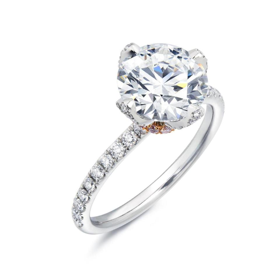 被理科先生聯想到《綠光戰警》的點睛品Infini Love Diamond婚嫁系列900鉑金鑽石及18K玫瑰金粉紅鑽石戒指（主石50分），NT$183,700起。 （點睛品提供）