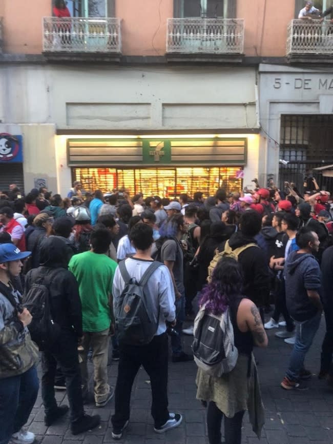 FOTOS: Vándalos empañan marcha del 2 de octubre